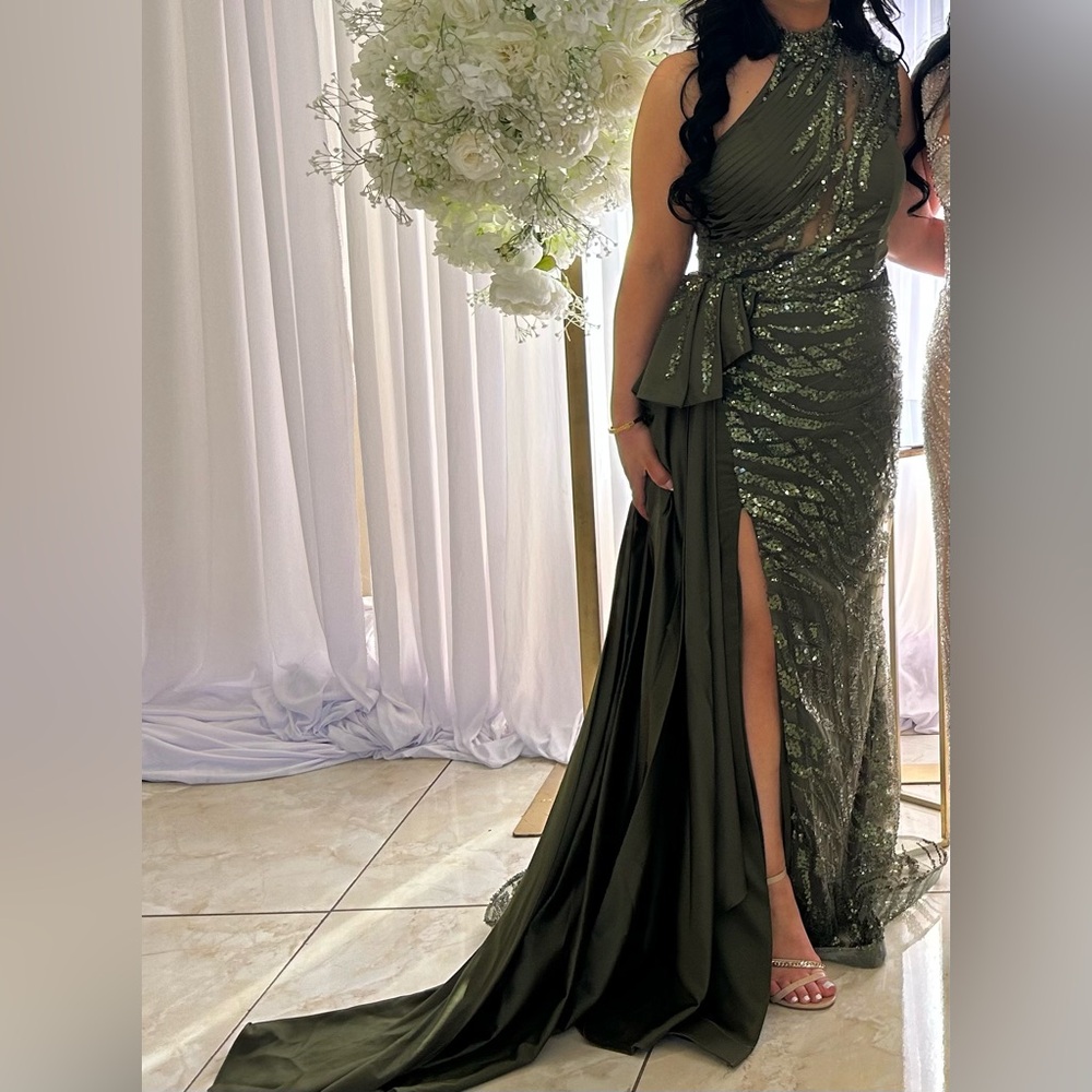 GREEN GOWN ! Beautiful gown perfect for weddings/parties